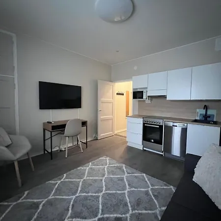 Newly Renovated In Centrum Of لاهتي